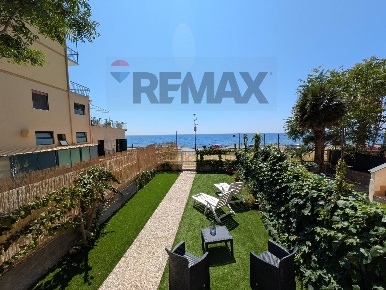 Foto Appartamento in Via Lungomare 86, Sant'Alessio Siculo di 100 m²
