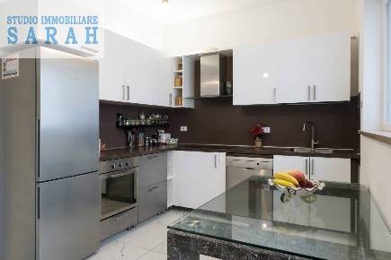 Foto Appartamento in Via Paolina Bonaparte, Viareggio di 98 m² con 5 locali