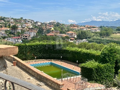 Foto Villa unifamiliare in VIALE VIRGILIO 9, Mendicino di 300 m² in vendita