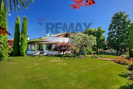 Foto Villa unifamiliare in Via C. Cavour 43, Bottanuco di 330 m² in vendita