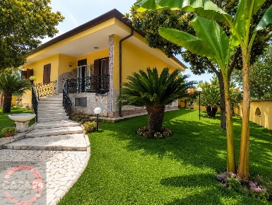 Foto Villa unifamiliare in Via Randa, Latina di 271 m² con 10 locali
