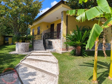 Foto Villa unifamiliare in Via Randa, Latina di 271 m² con 10 locali