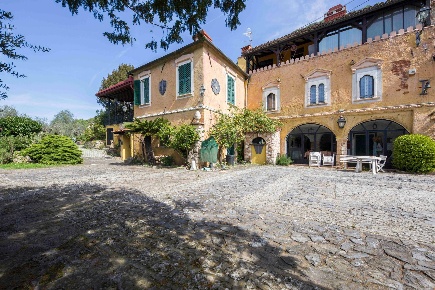 Foto Villa unifamiliare in via Don Scarrone, Finale Ligure di 500 m²