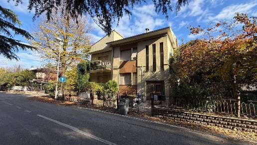 Foto Villa unifamiliare in Via Monte Giove 21, Foligno di 480 m² in vendita