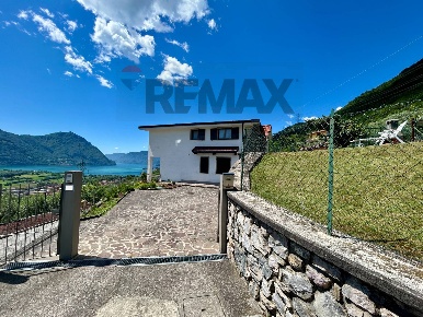 Foto Appartamento in via col del rosso 31A, Costa Volpino di 107 m²