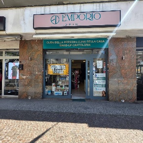 Foto Negozio in Via Roma 34, Pomezia di 86 m² con 1 locali in affitto