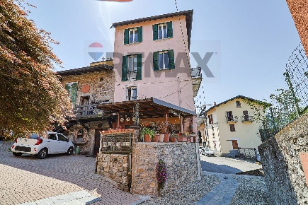 Foto Case semi ndipendenti in Via Sabotino 3, Cunardo Centro di 100 m²