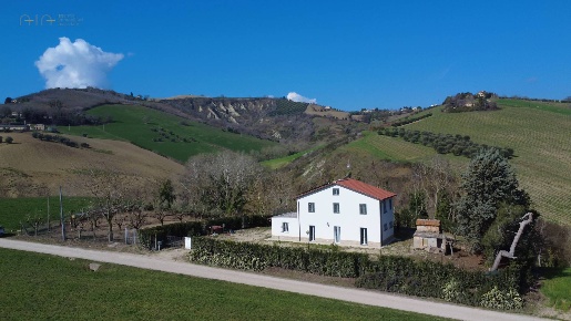 Foto Rustico in via Lago, Castignano di 180 m² con 6 locali in vendita