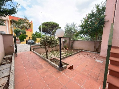 Foto Villa a schiera in Via Tevere 68, Lequile di 160 m² con 7 locali