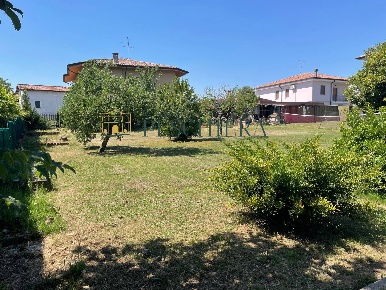 Foto Terreno residenziale in Via Serravalle, Monzambano Centro di 680 m²