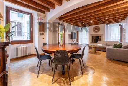 Foto Attività commerciale a Verona Centro Storico di 126 m² con 4 locali