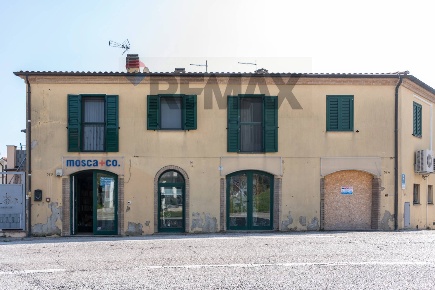 Foto Negozio in via nazario sauro 52, Recanati Centro di 91 m² con 3 locali