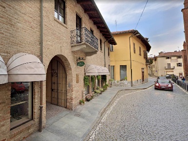 Foto Locale commerciale in Via San Domenico, Chieri Centro Storico