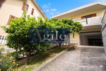 Foto Villa unifamiliare in VIA DELLE BEGONIE, Ascoli Piceno di 300 m²