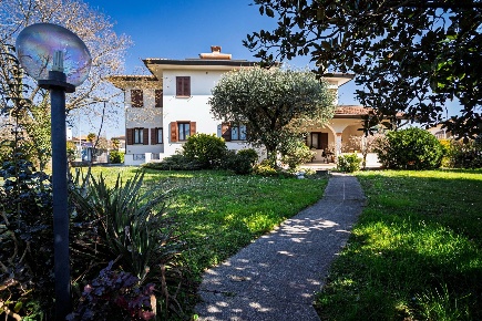 Foto Villa unifamiliare a Cordenons Centro di 357 m² con 10 locali