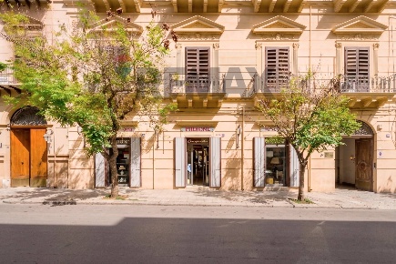 Foto Locale commerciale in Via Paolo Paternostro 27, Palermo di 118 m²