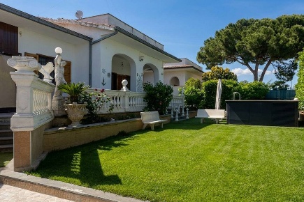 Foto Villa unifamiliare in Via dei Salici 18, Manfredonia di 210 m²