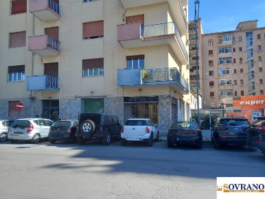 Foto Locale commerciale in Via Notarbartolo, Palermo Notarbartolo - Sciuti