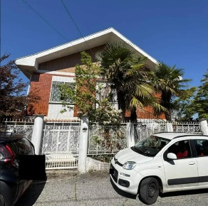 Foto Casa indipendente a Piossasco di 284 m² con 10 locali in vendita