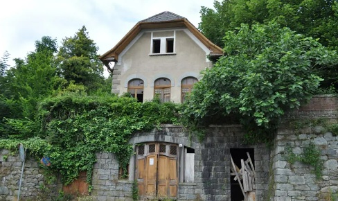 Foto Villa unifamiliare a Lanzo Torinese di 510 m² con 20 locali in vendita