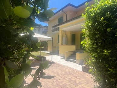 Foto Villa bifamiliare a Camaiore Lido di Camaiore di 180 m² con 9 locali
