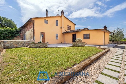 Foto Casa indipendente a Lamporecchio di 440 m² con 17 locali in vendita