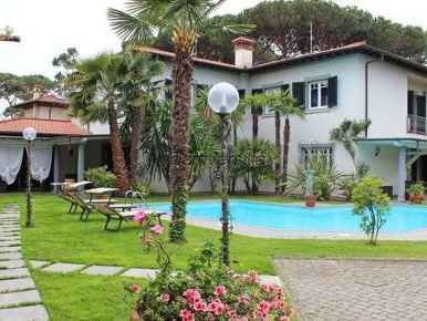 Foto Villa unifamiliare a Forte dei Marmi Vittoria Apuana di 500 m²