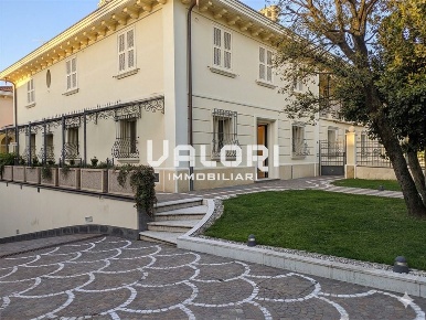 Foto Villa unifamiliare in Via Firenze, Faenza di 508 m² con 4 locali