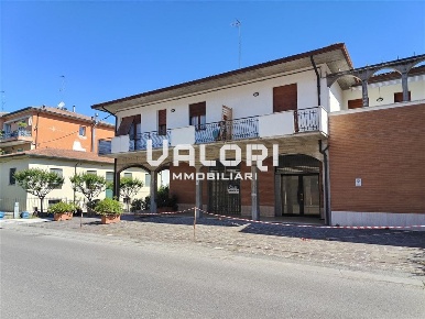 Foto Negozio in VIA FILANDA VECCHIA, Faenza di 217 m² con 3 locali