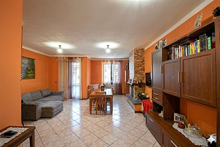 Foto Appartamento in Via Fratelli Kennedy, Costa Volpino Centro di 101 m²