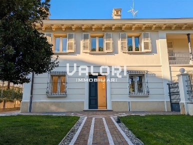 Foto Case semi ndipendenti in Via Firenze, Faenza di 508 m² con 4 locali