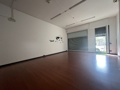 Foto Negozio in Via Pietro da Lissone, Lissone Centro Storico di 55 m²