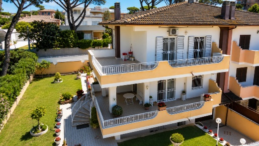 Foto Casa indipendente in Piazza Salvo D'Acquisto 9, Anzio di 150 m²