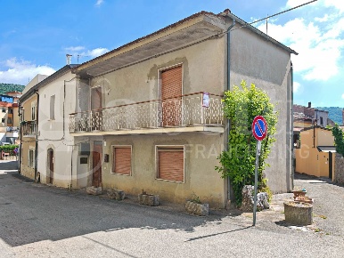 Foto Casa indipendente in Via Filignano 6, Pozzilli Centro di 181 m²