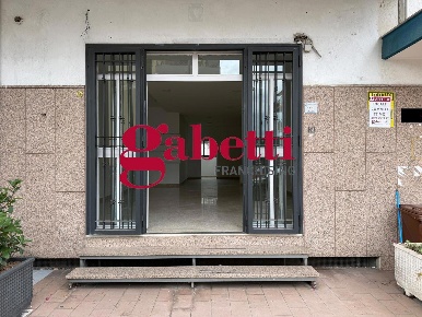 Foto Negozio in Via Leonardo da Vinci 71, San Nicola la Strada di 77 m²