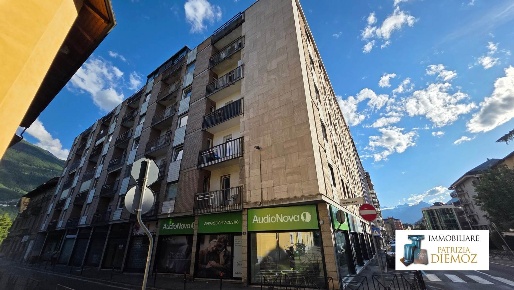Foto Appartamento in via Bramafam, Aosta Centro di 80 m² con 3 locali