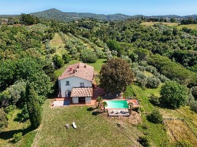 Foto Rustico a Riparbella di 375 m² con 10 locali in vendita