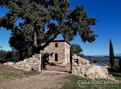 Foto Rustico a Roccastrada Centro di 265 m² con 8 locali in vendita