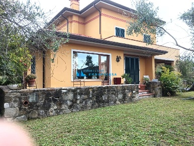 Foto Villa unifamiliare a Carrara Fontia, Fossola, Fossone di 500 m²