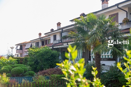 Foto Villa a schiera in Via Donizetti 17, Ronco Briantino di 175 m²