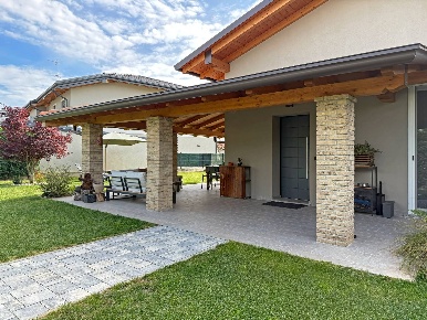 Foto Villa unifamiliare in VIALE LORETO, Oleggio Centro di 230 m²