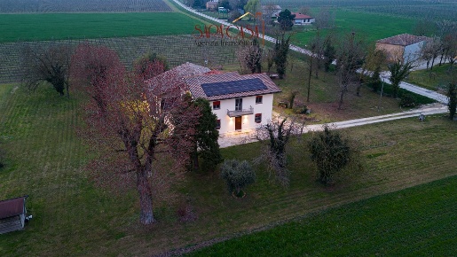 Foto Casa indipendente a Alfonsine di 333 m² con 5 locali in vendita