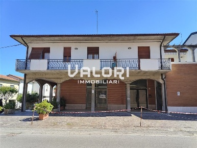 Foto Show room in VIA FILANDA VECCHIA, Faenza di 217 m² con 3 locali