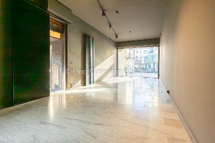 Foto Negozio in Via Circonvallazione  26, Ivrea di 215 m² con 2 locali