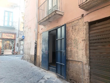 Foto Negozio a Salerno Centro Storico - Teatro Verdi di 28 m² con 2 locali