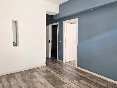 Foto Negozio in piazza stazione, Cecina Cecina Centro di 60 m² con 3 locali