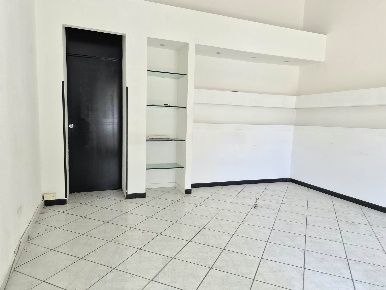 Foto Negozio in via 4 novembre, Cecina Cecina Centro di 35 m² con 1 locali