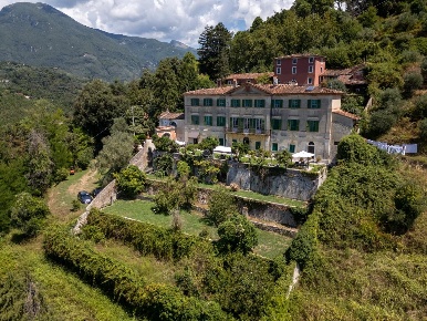 Foto Villa unifamiliare a Camaiore Camaiore Paese di 856 m² con 14 locali
