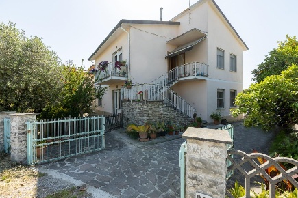 Foto Villa bifamiliare a Pisa La Vettola di 330 m² con 6 locali in vendita