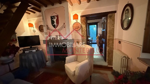 Foto Rustico a Camaiore Camaiore Paese di 120 m² con 4 locali in vendita